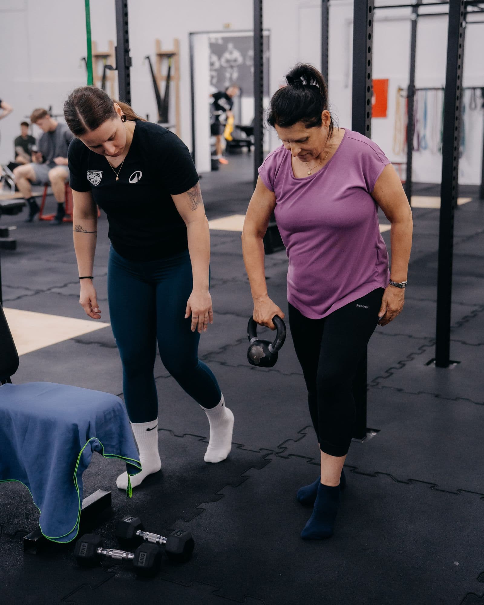 Dominika Čiklová vede trénink ve fitness studiu