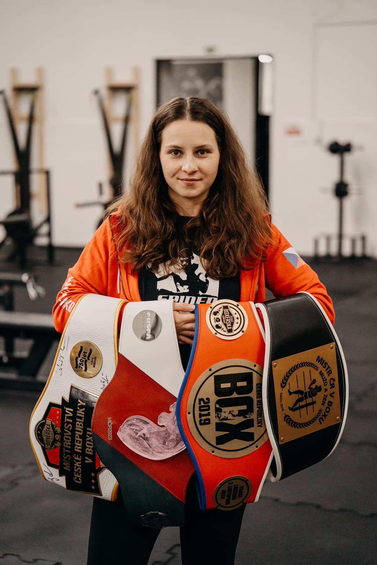 Dominika Čiklová s mistrovskými pásy z boxu